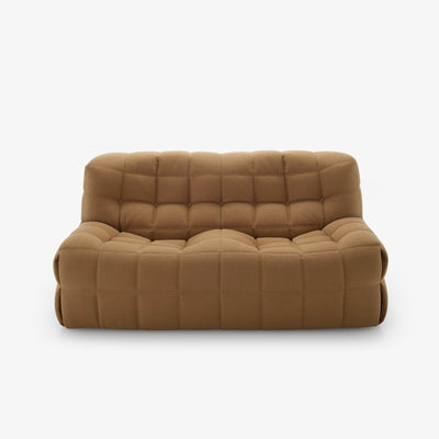 Sofa Kashima — Ligne Roset, tapicerka w tkaninie caramel, przeszycie pikowane, widok z przodu