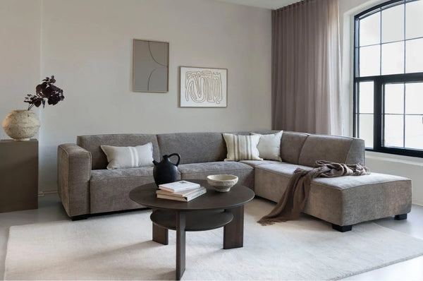 Land — konfiguracja narożna w aranżacji salonu, ujęcie lifestyle z poduszkami
