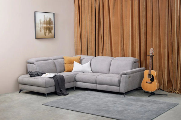 Live — sofa w aranżacji salonu, tapicerka jasna, szezlong po lewej, obok gitara akustyczna