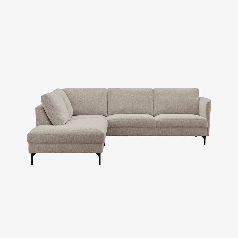 Sofa Maison — Vilmers, konfiguracja narożna z szezlongiem, tapicerka jasna tkanina, widok z przodu