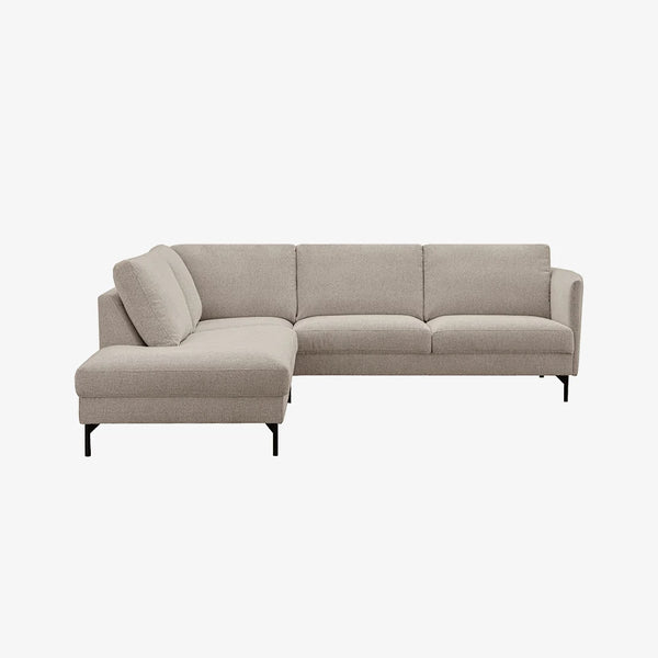 Sofa Maison — Vilmers, konfiguracja narożna z szezlongiem, tapicerka jasna tkanina, widok z przodu
