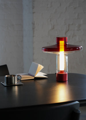 Nevo — lampa na biurku w aranżacji workspace, obok otwartej książki i kubka