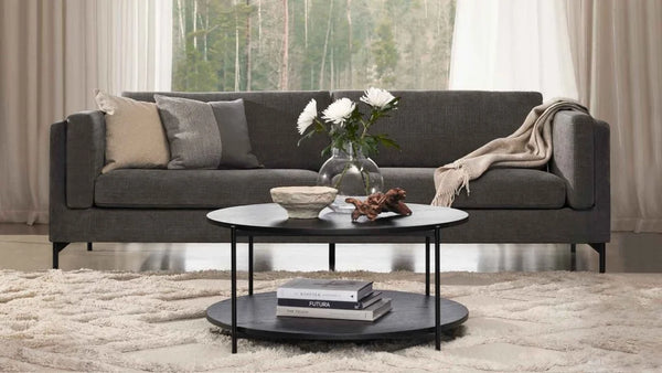 Nordic — sofa w aranżacji salonu, tapicerka szara, otoczona meblami i dekoracją