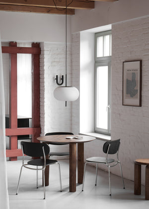 Filar 90 — aranżacja w minimalistycznym wnętrzu, blat drewniany, nogi cylindryczne