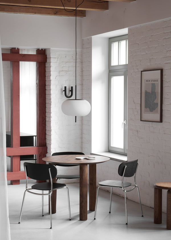 Filar 90 — aranżacja w minimalistycznym wnętrzu, blat drewniany, nogi cylindryczne