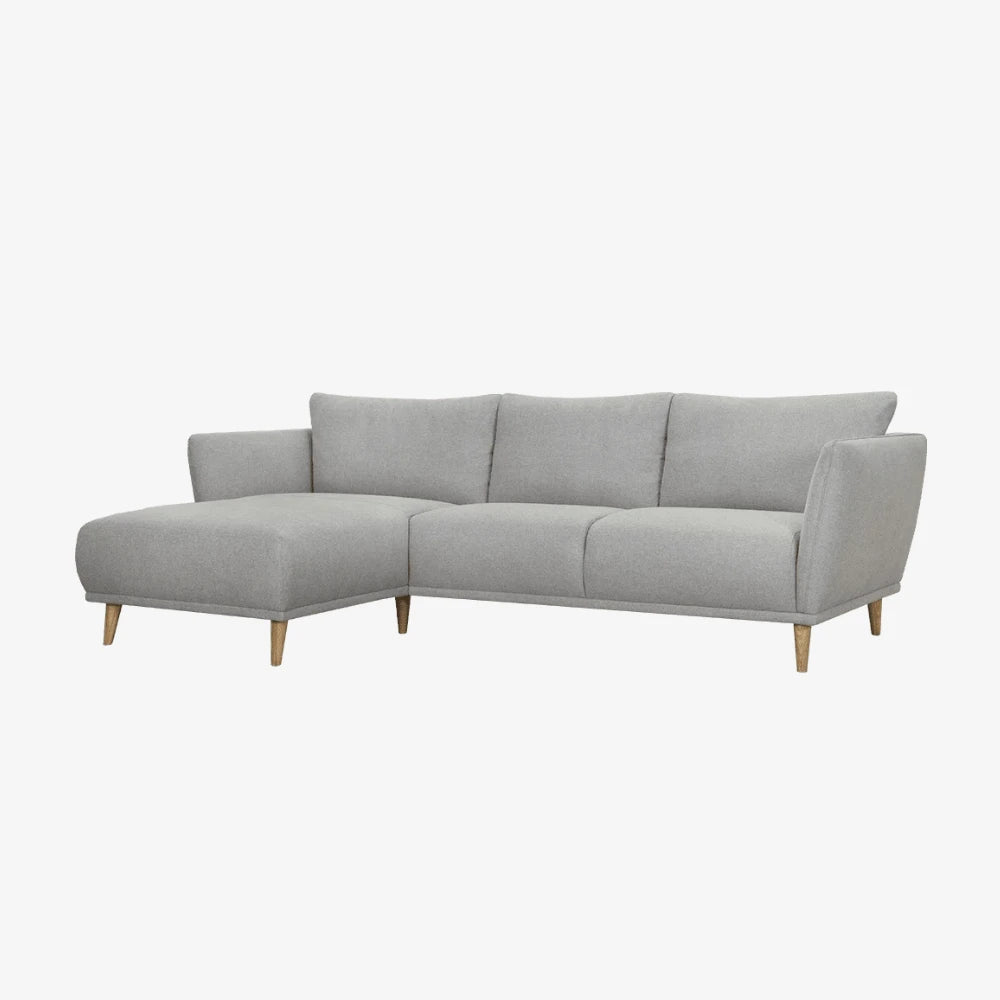 Sofa Spring — Vilmers, konfiguracja narożna z szezlongiem, tapicerka jasna tkanina, widok z przodu