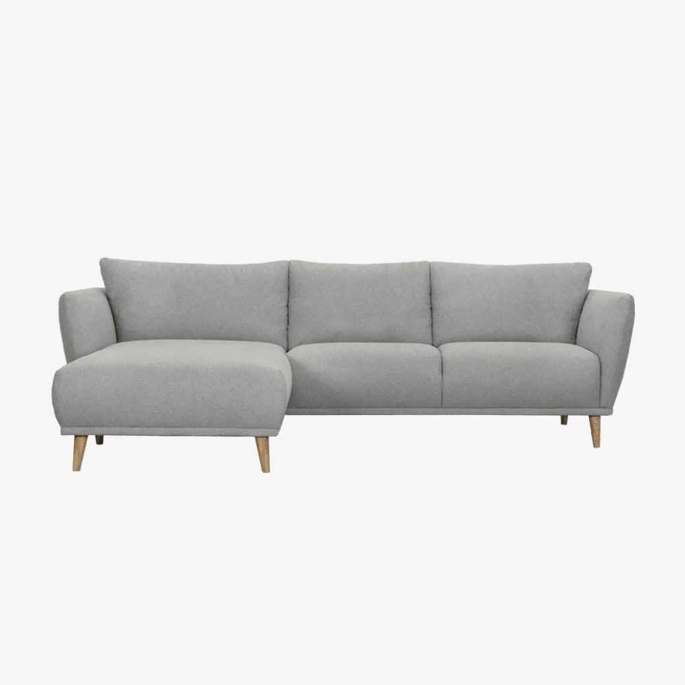 Sofa Spring — Vilmers, konfiguracja narożna z szezlongiem, tapicerka jasna tkanina, widok z przodu