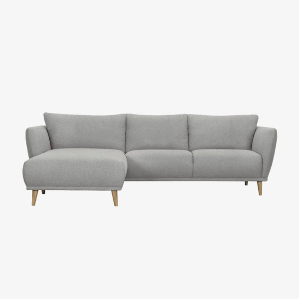 Sofa Spring — Vilmers, konfiguracja narożna z szezlongiem, tapicerka jasna tkanina, widok z przodu