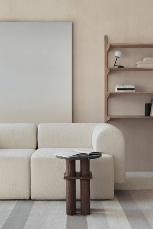 Tori — konfiguracja modułowa, ujęcie lifestyle w minimalistycznym wnętrzu