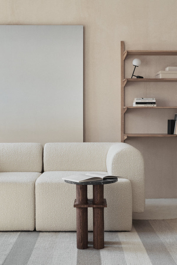 Tori — konfiguracja modułowa, ujęcie lifestyle w minimalistycznym wnętrzu