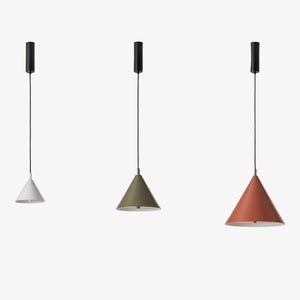 Lampa wisząca Trag — Aromas Del Campo, trzy abażury stożkowe w kolorach: biały, oliwkowy i terakota