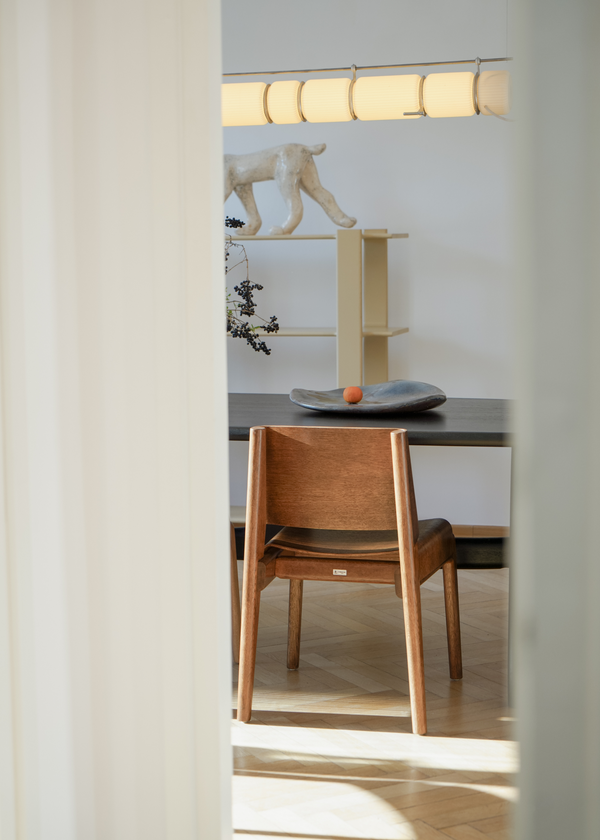 Undia — przy stole w minimalistycznym wnętrzu, drewniany design, widok z tyłu